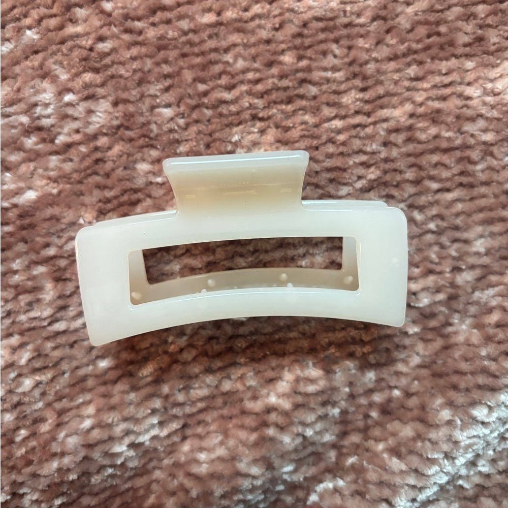 NWOT Ivory Claw Clip